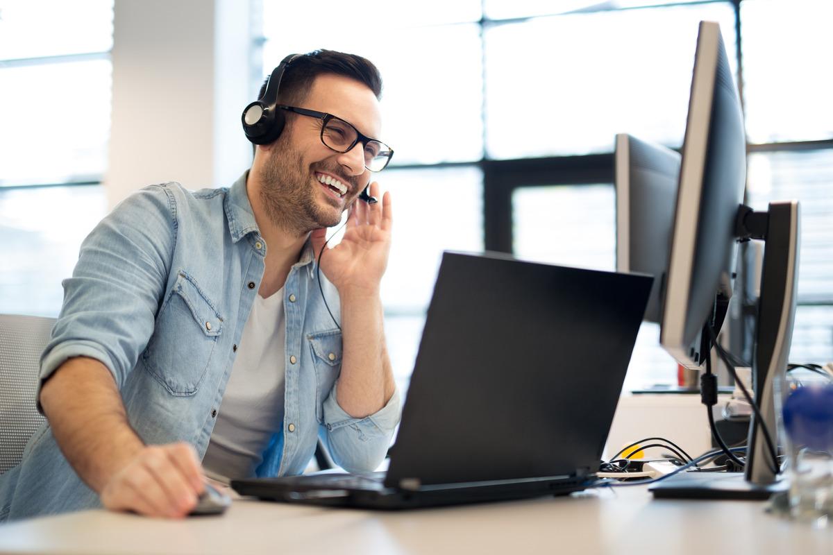 10 AI Customer Service Examples and Strategies for Your Business